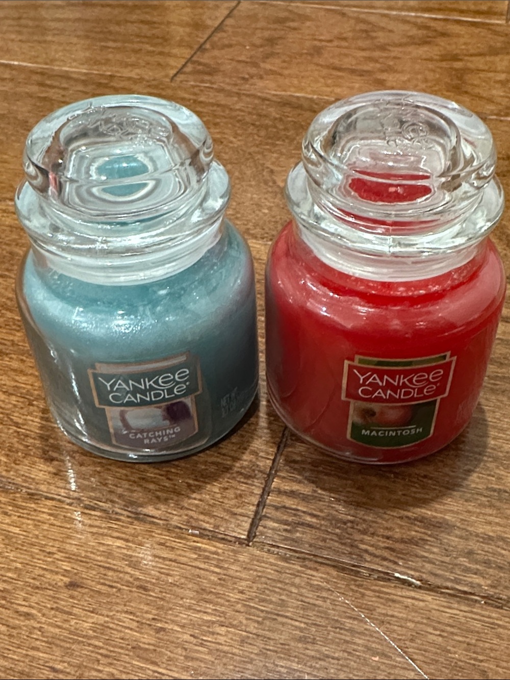 Yankee Candle small jar - Catching Rays and Macintosh - Picture 2 of 4